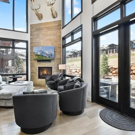 Walk To Skiing, Exceptional Juniper Landing 4 Bedroom Private Hot Tub, Golf Course Views, Outdoor Pool